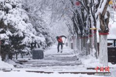 新疆巴里坤县出现强降雪天气